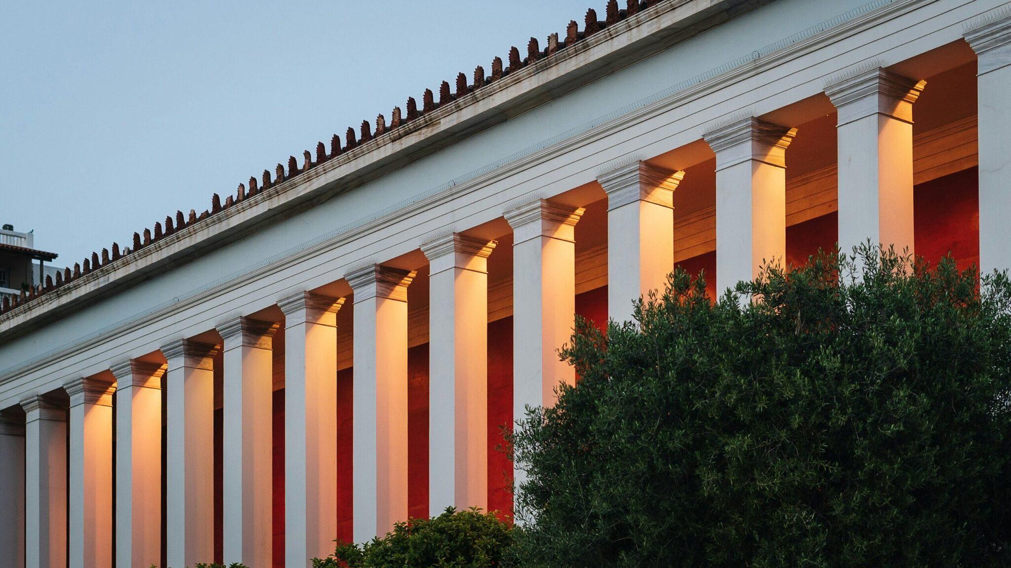Fassade des Akropolis-Museums mit weißen Säulen und klarem Himmel, Athen