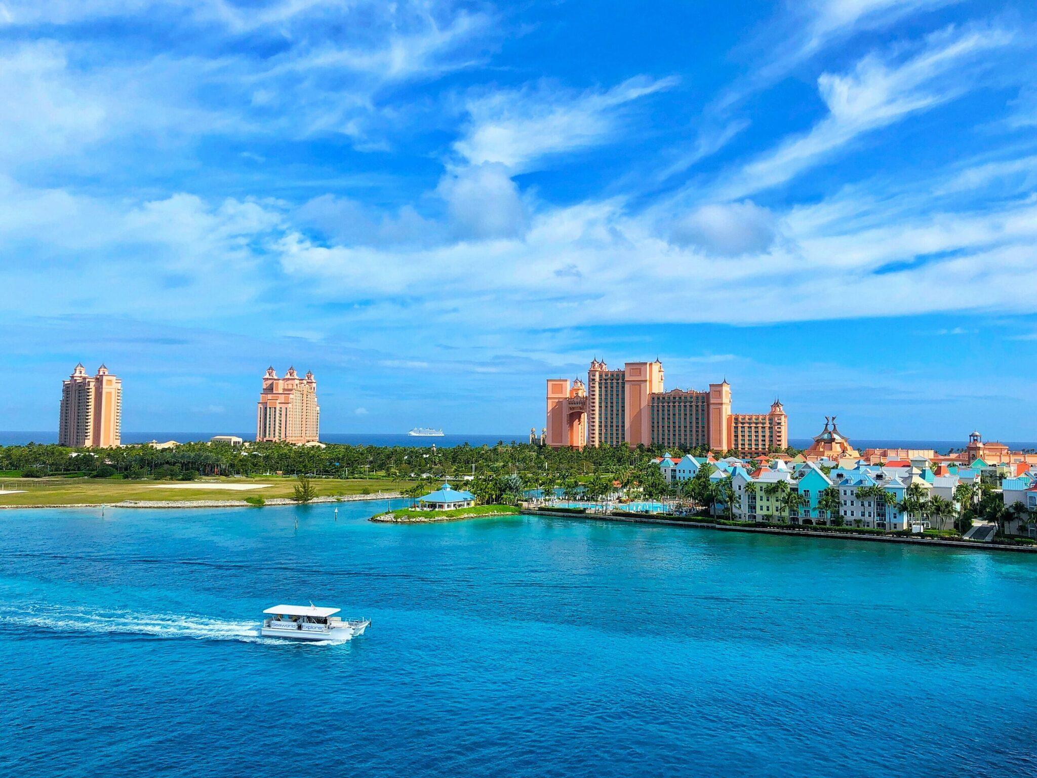 Vista panoramica di un resort tropicale con hotel di lusso, acque turchesi e architettura colorata affacciata sul mare