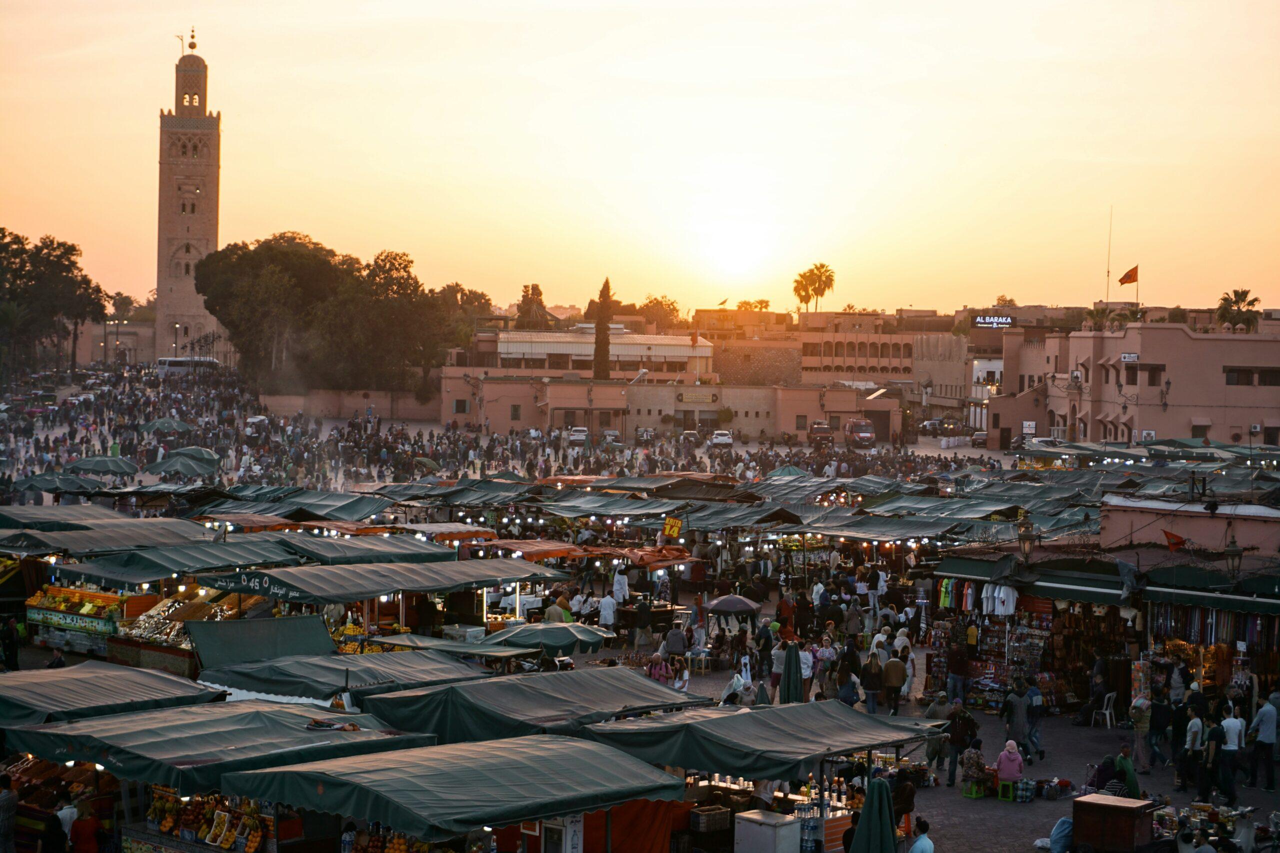 Gewürzstand in den Souks von Marrakesch mit Safran, Kreuzkümmel, Paprika und aromatischen Kräutern