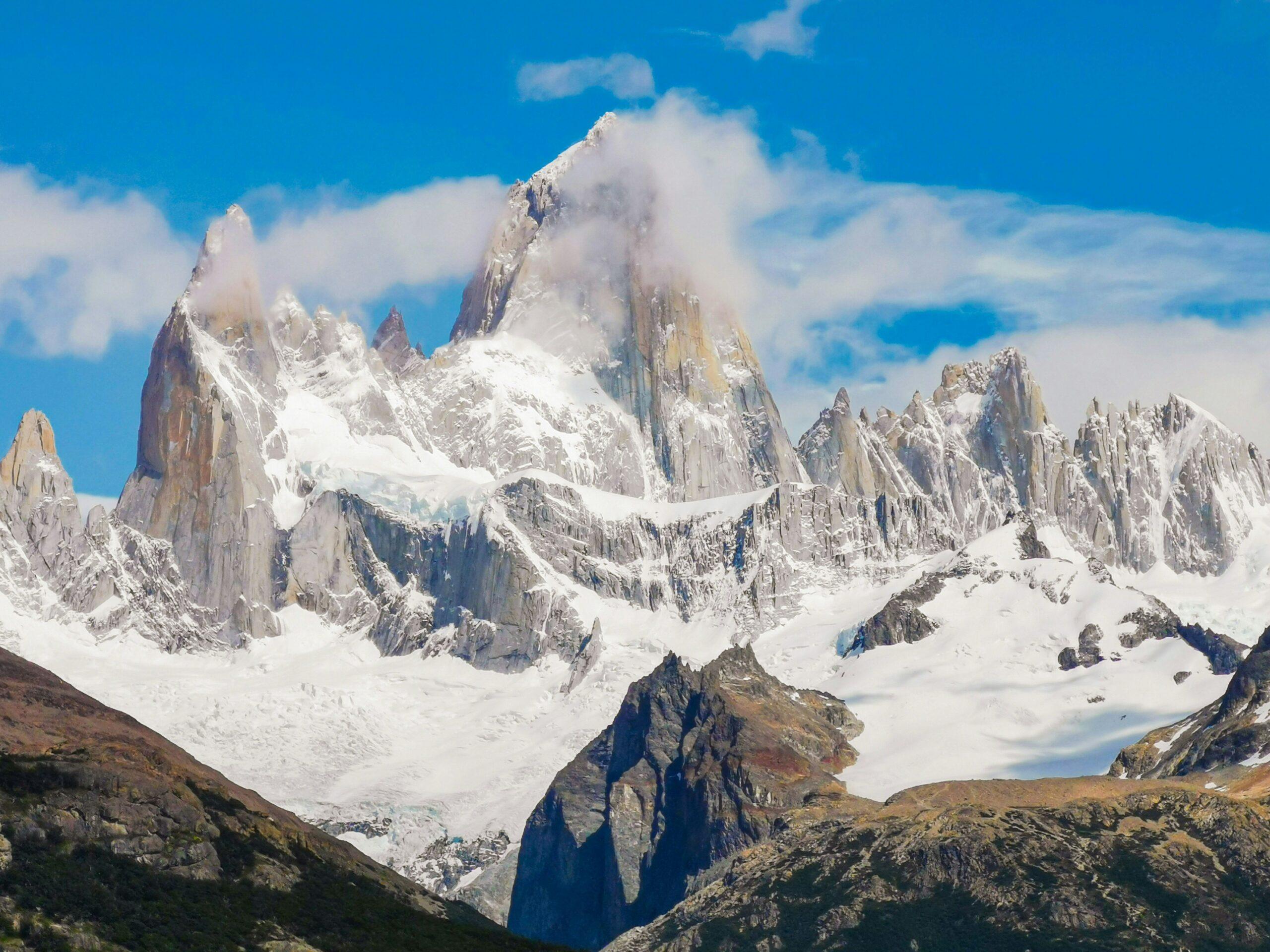 Vue sur les pics acérés du mont Fitz Roy et le lac glaciaire dans le parc national Los Glaciares, Argentine
