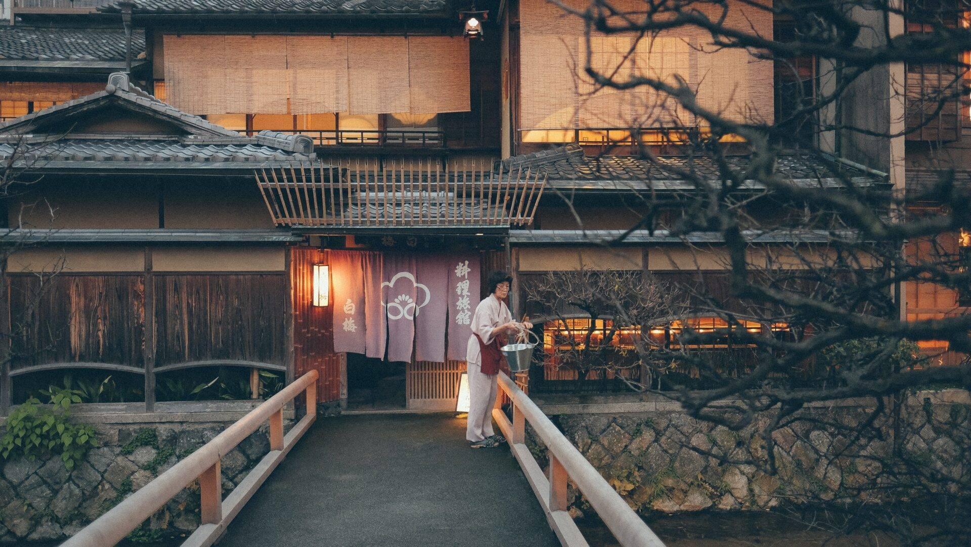 Familia japonesa realizando la gran limpieza ritual Osoji antes de Año Nuevo para purificar la casa de energías negativas