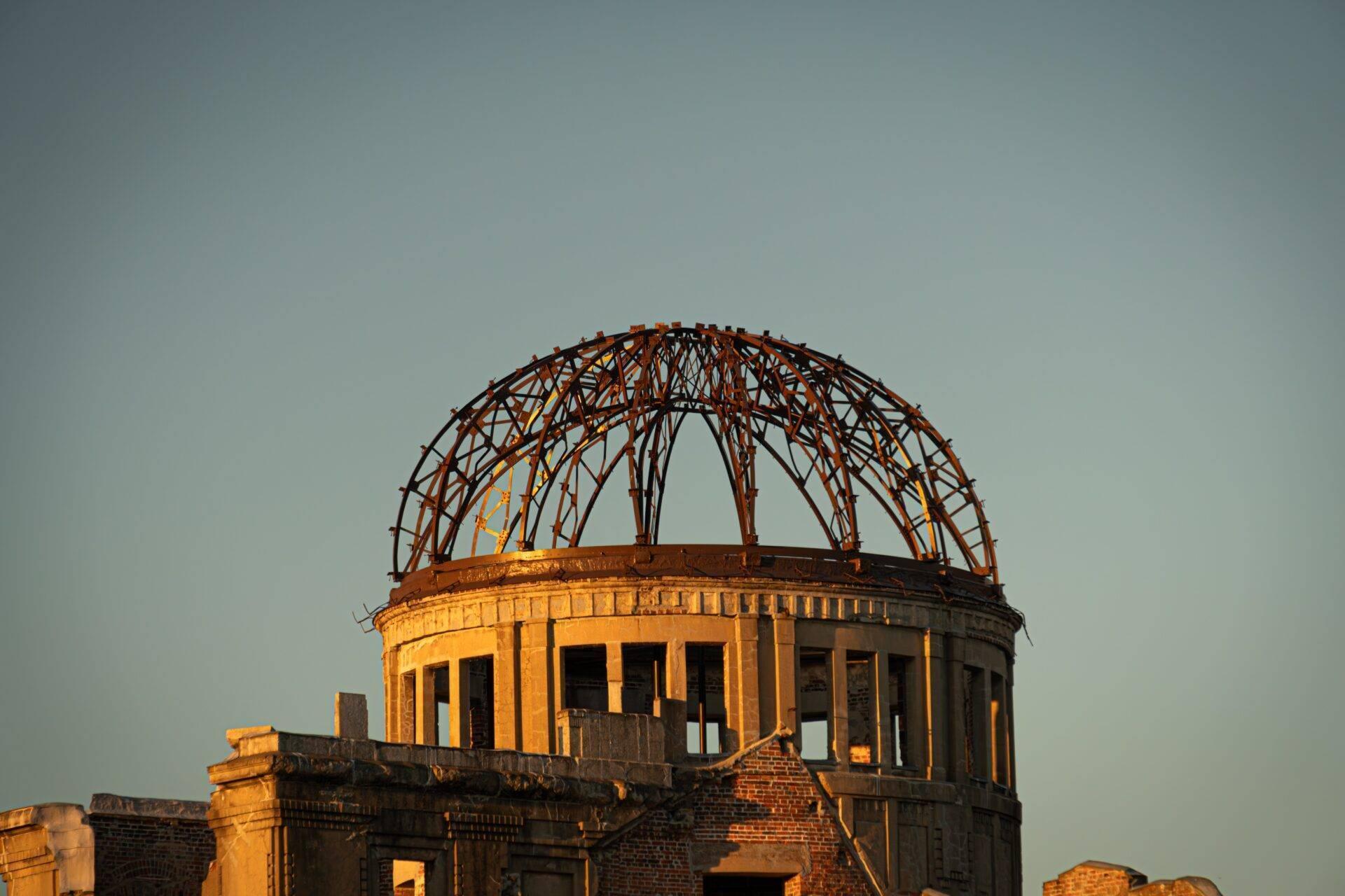 Ruine der Gedenkstätte mit charakteristischem Metallgerüst unter klarem Himmel, historisches Architektursymbol