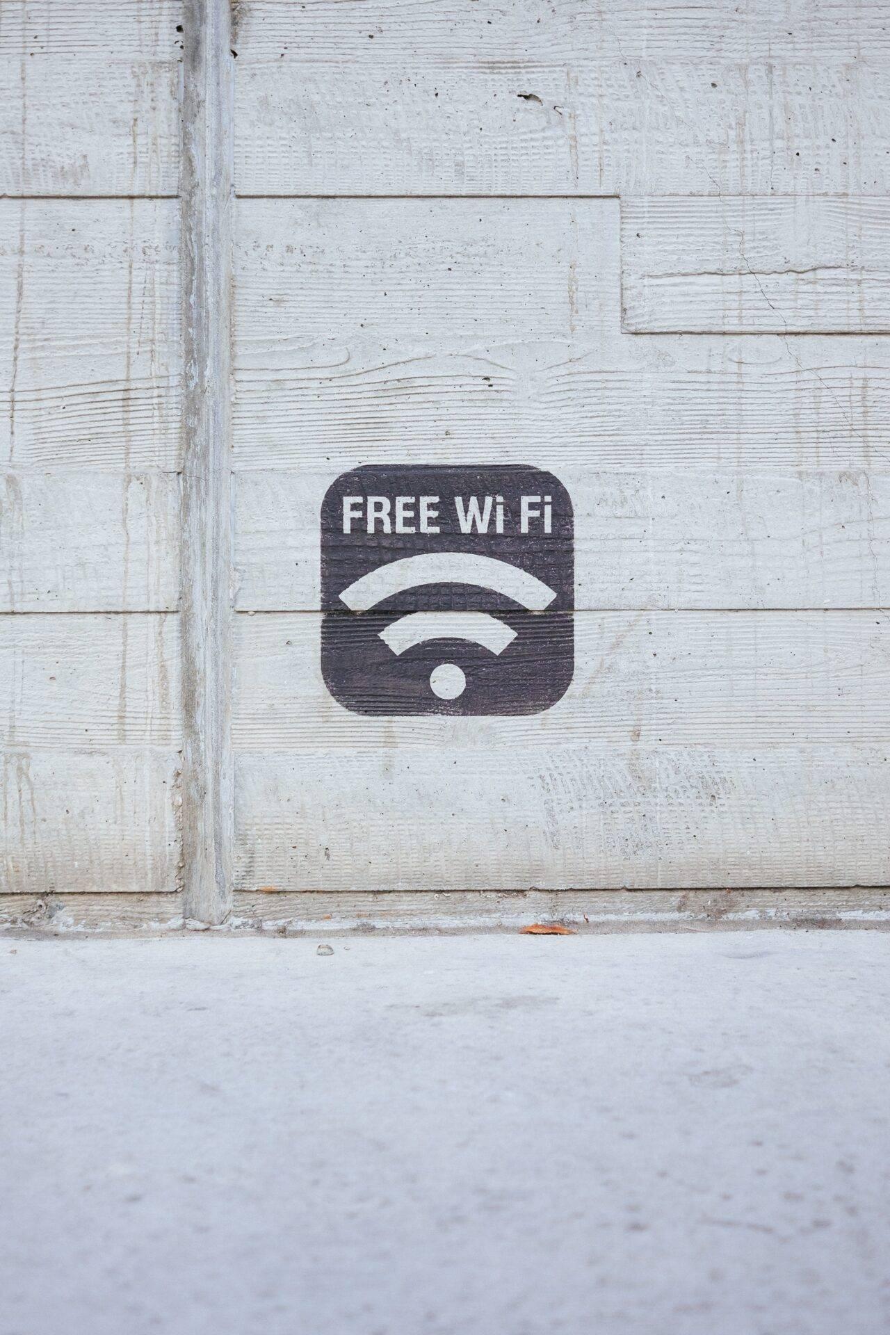 Karte der WiFi Map App mit verfügbaren WLAN-Hotspots in einer ausländischen Stadt