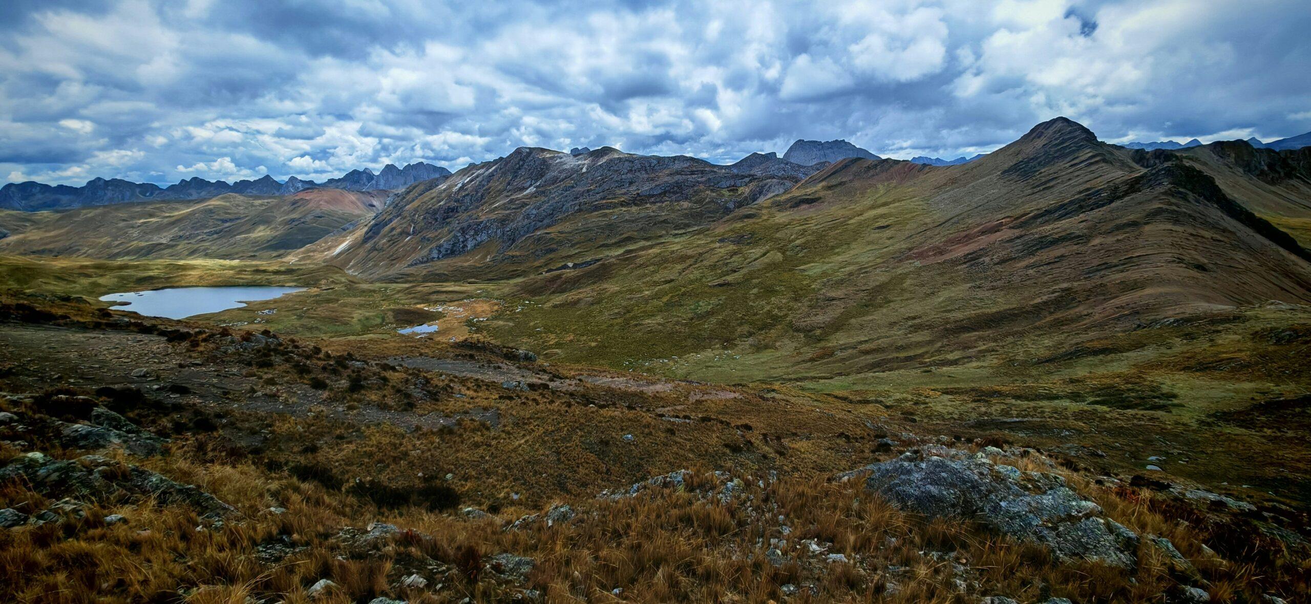 Panorama sur les sommets glaciaires de la cordillère de Huayhuash au Pérou avec un lac d’altitude au premier plan