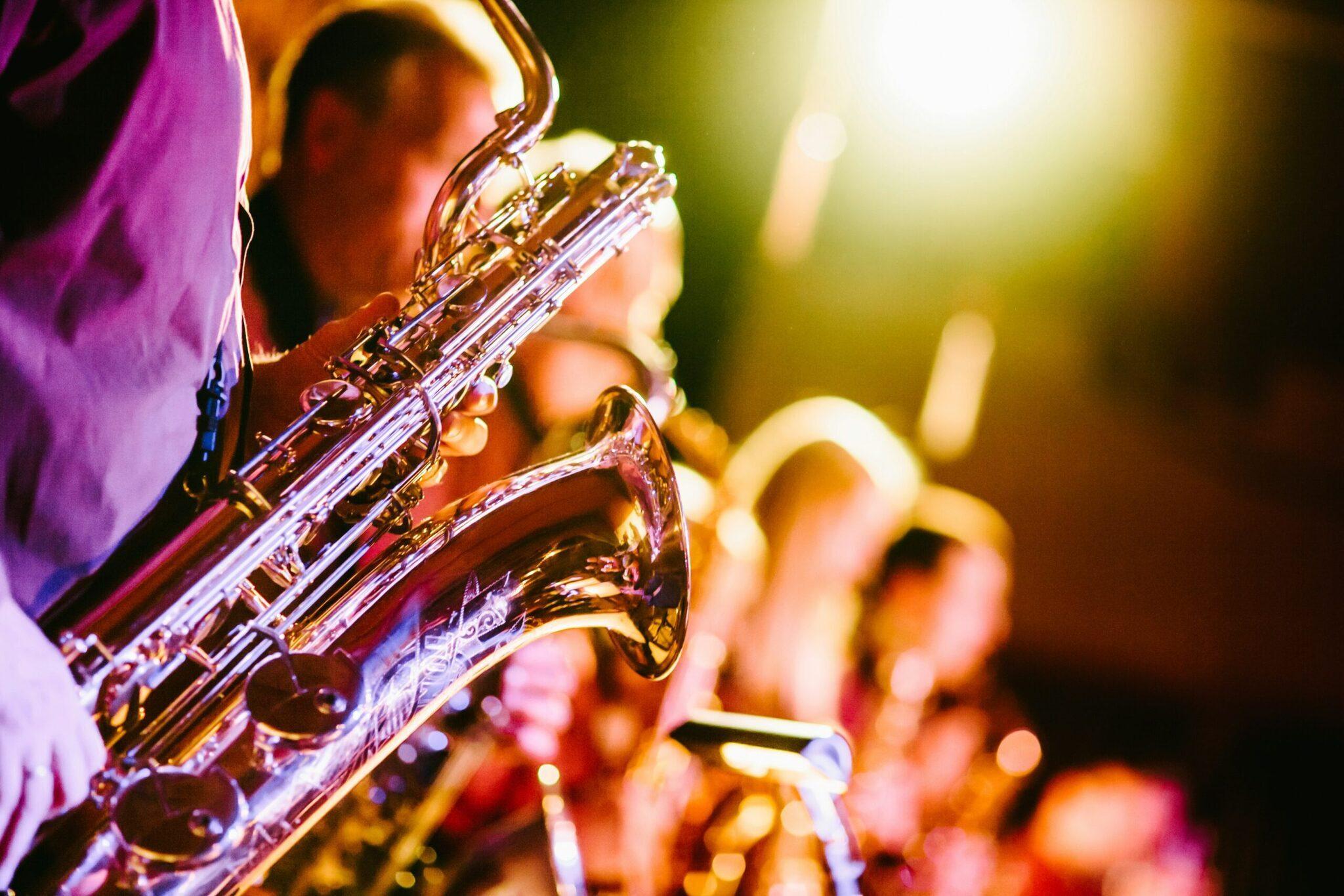Musicisti che suonano sassofono e altri strumenti jazz durante una performance dal vivo di sera