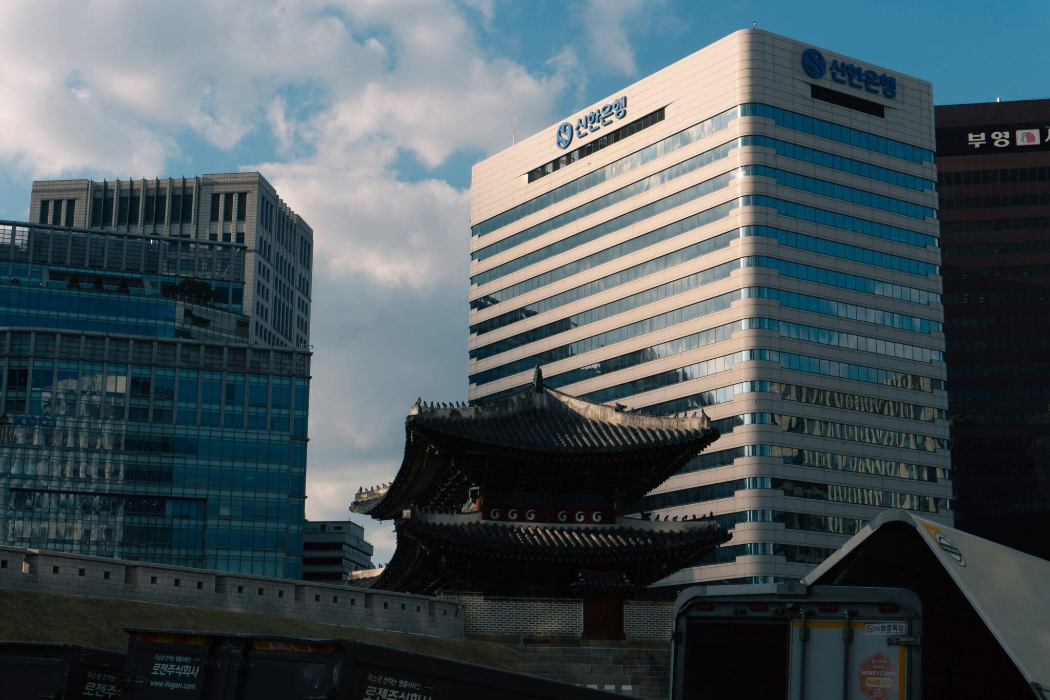 Kontrast zwischen traditioneller koreanischer Architektur und modernen Wolkenkratzern im Stadtzentrum von Seoul