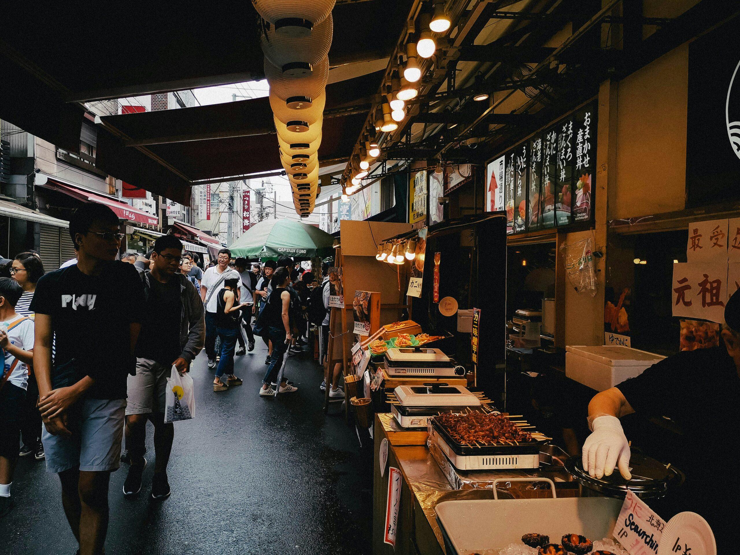 Frische Sushi-Theke und Fischhandel auf dem Toyosu-Markt in Tokio bei Sonnenaufgang
