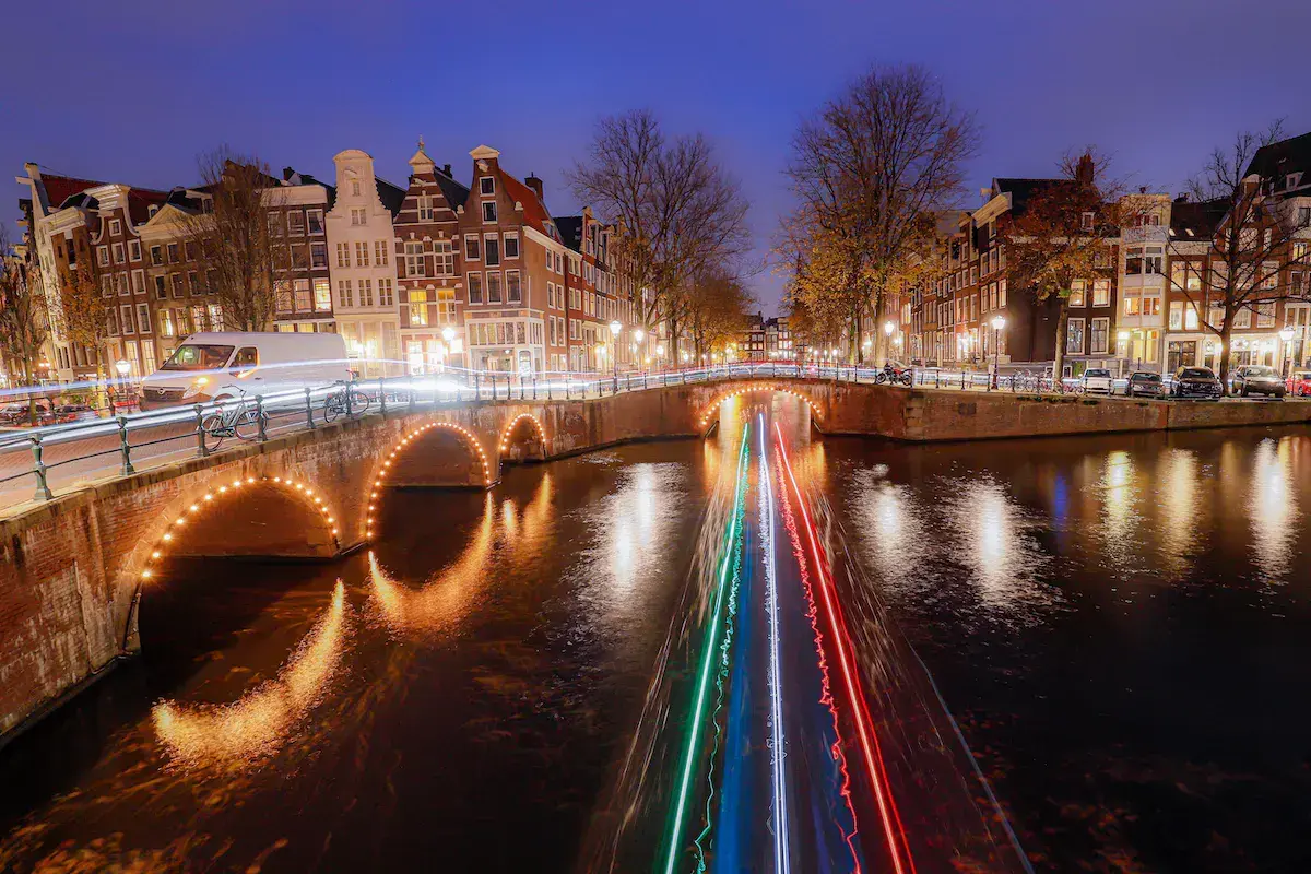 Amsterdam mit beleuchtetem Grachtenviertel im Winterabend