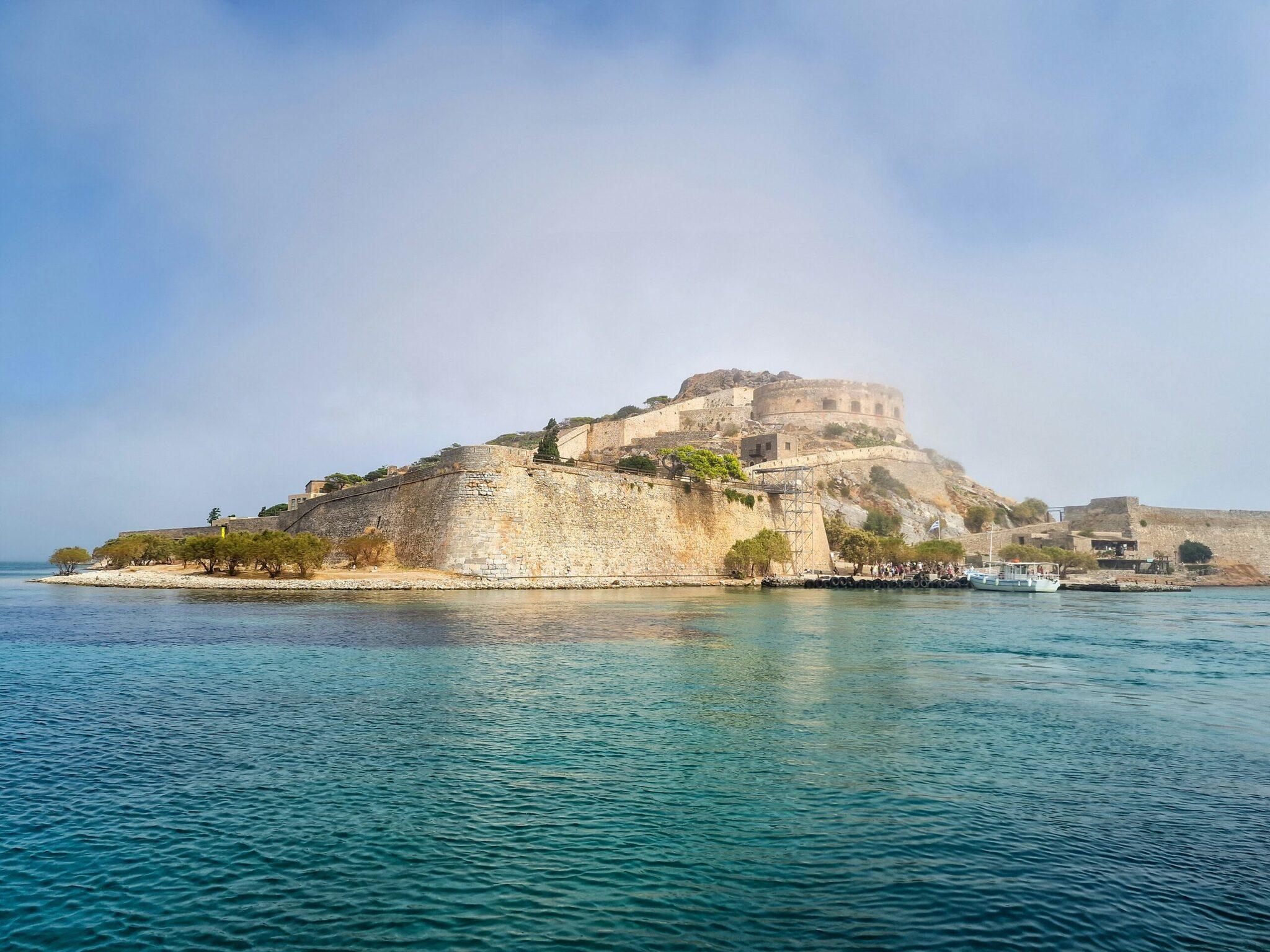 Fortezza veneziana su un promontorio roccioso circondato dal mare turchese a Creta