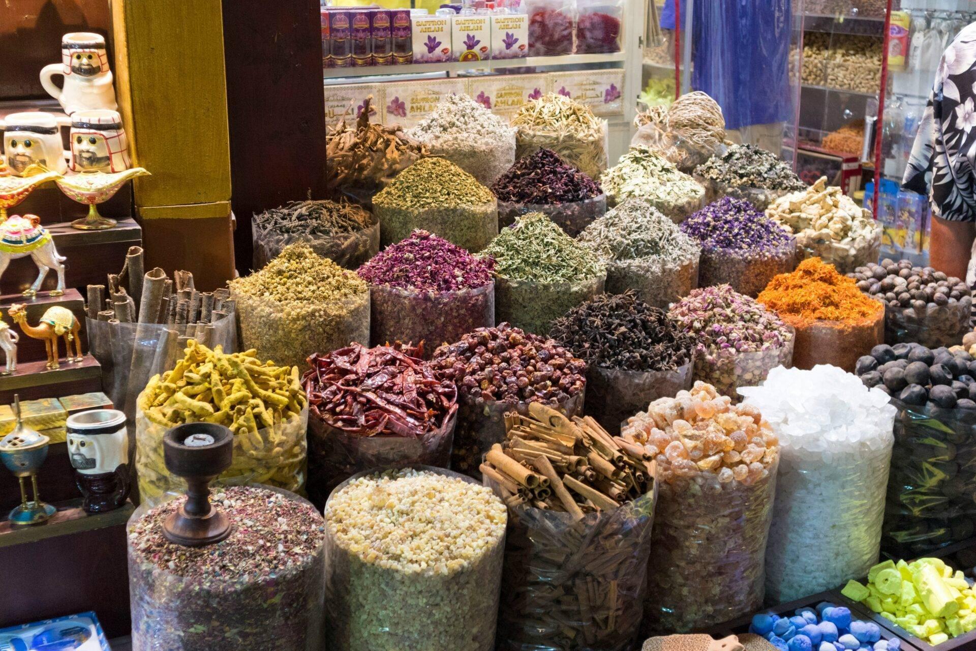 Buntes Angebot an Gewürzen und getrockneten Kräutern auf einem traditionellen Nahost-Souk