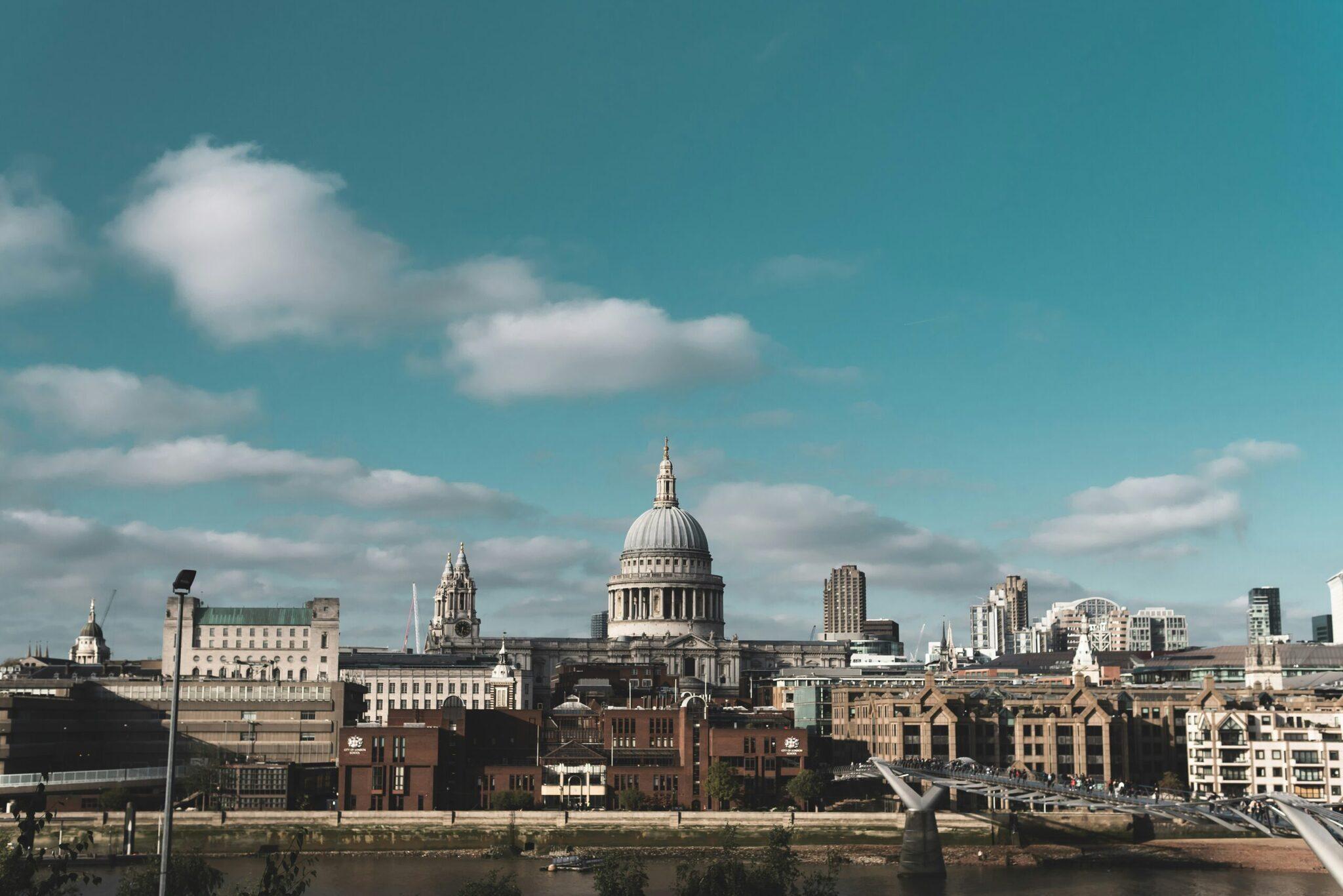 Vista de la catedral de San Pablo y los edificios históricos de Londres desde el Támesis en un día soleado