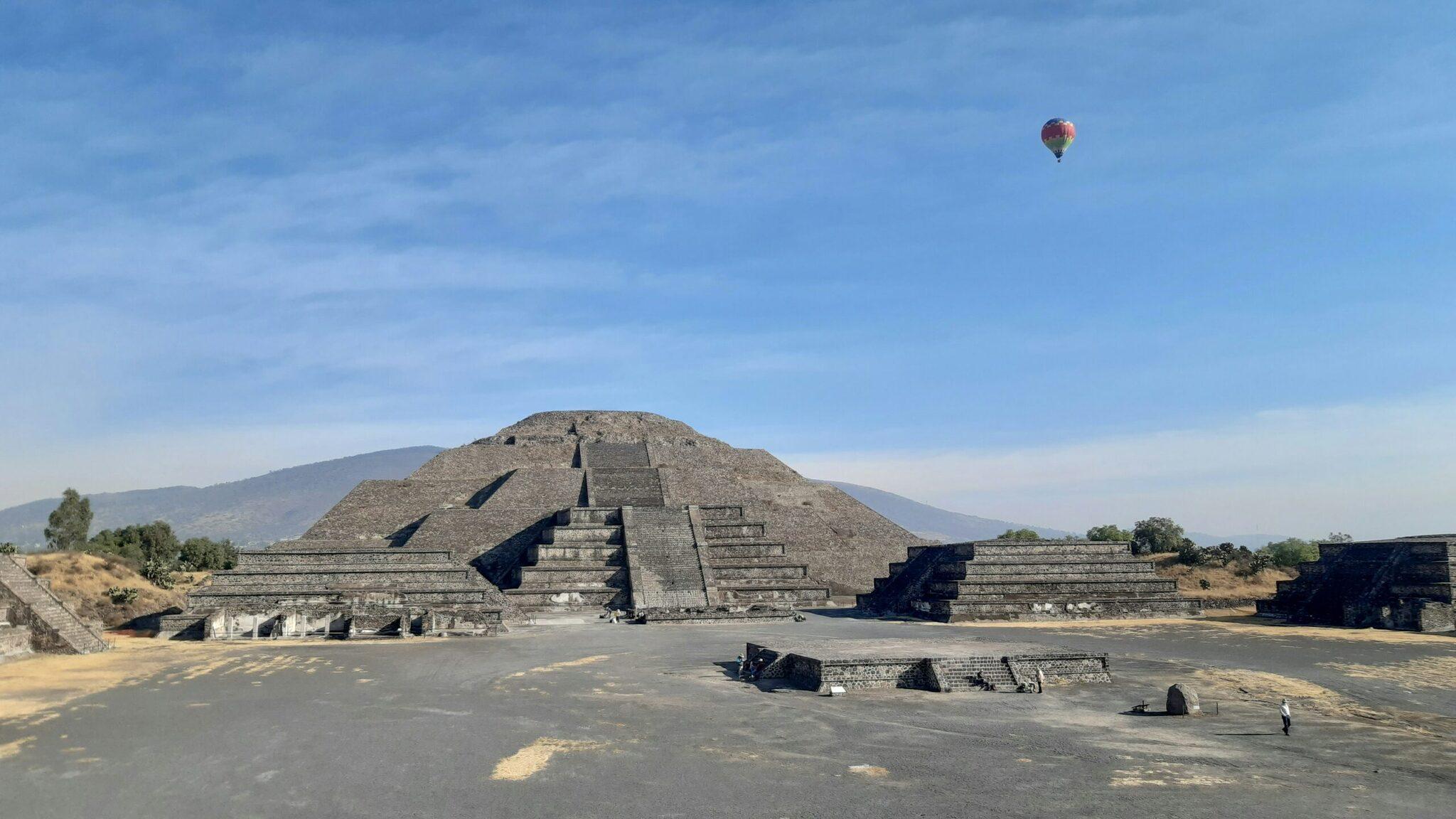 Präkolumbianische Pyramide in Mexiko mit einem Heißluftballon im wolkenlosen blauen Himmel