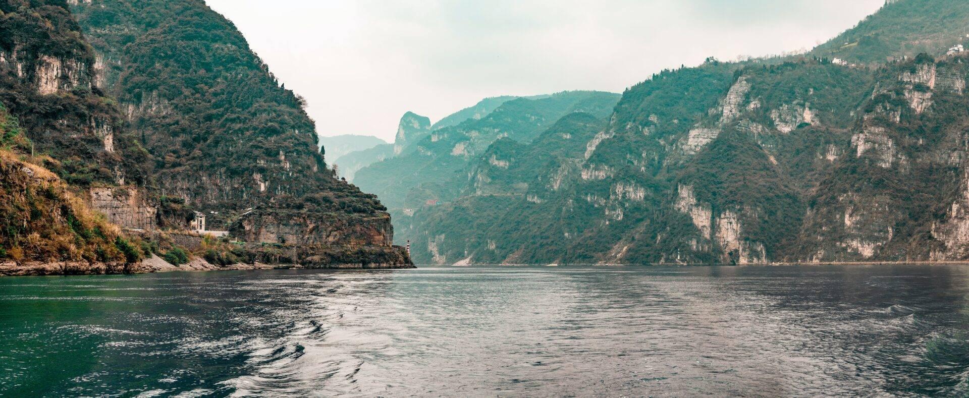 Gola fluviale spettacolare con pareti rocciose scoscese e verdeggianti, con un fiume sinuoso incassato tra falesie calcaree