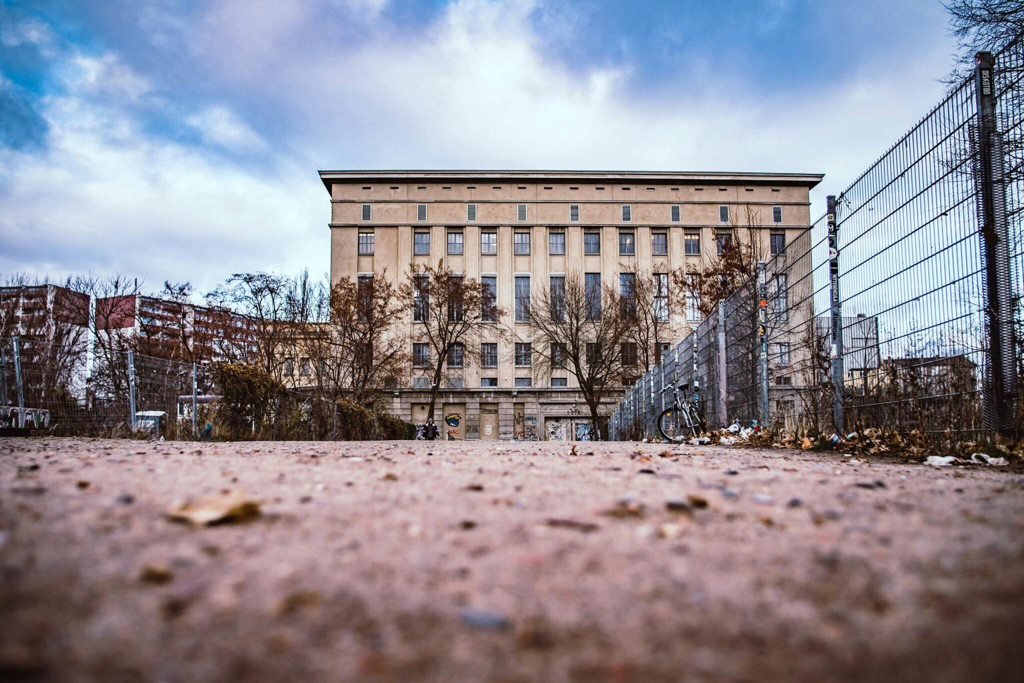 Solar urbano vacío bordeado de históricos edificios de ladrillo y vallas metálicas