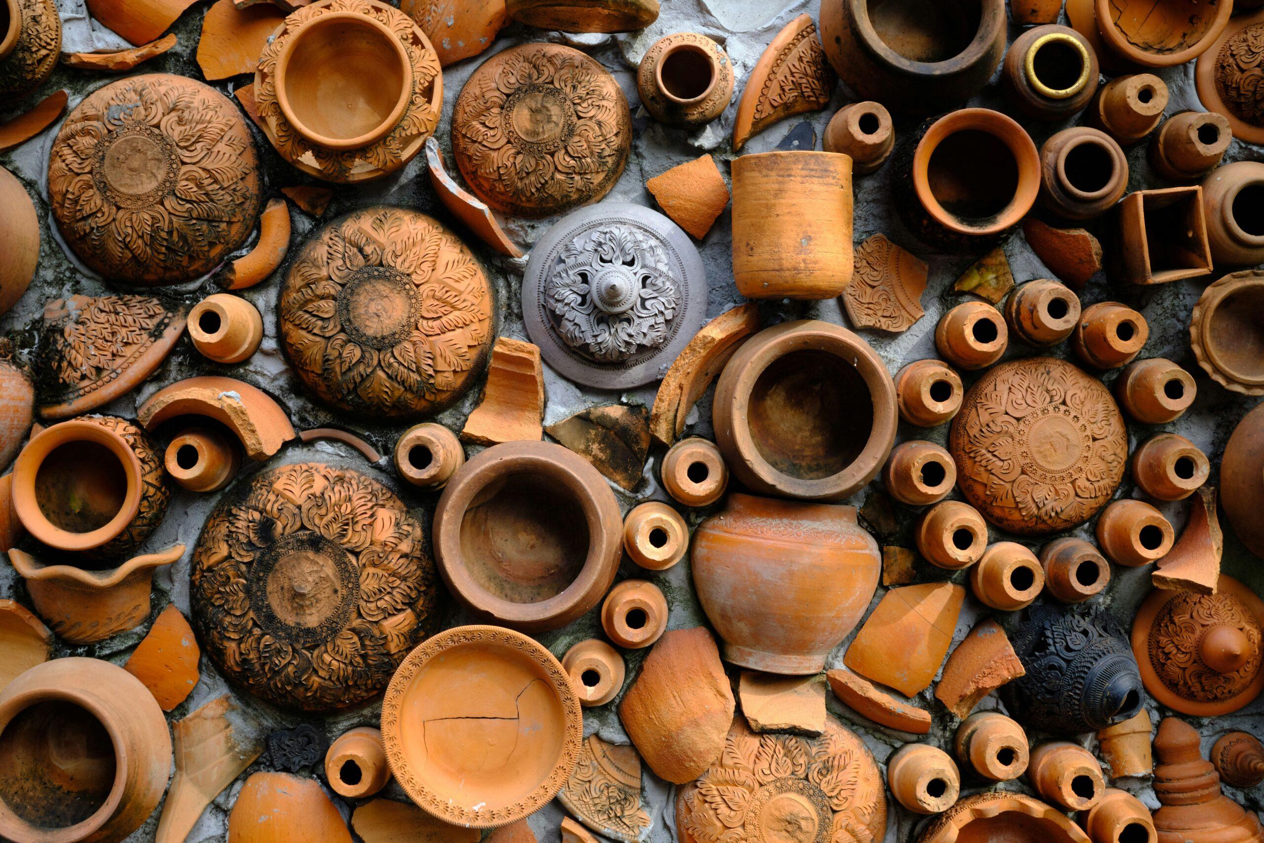 Colección de cerámica y alfarería artesanal tradicional, jarrones ornamentados y cuencos de barro cocido