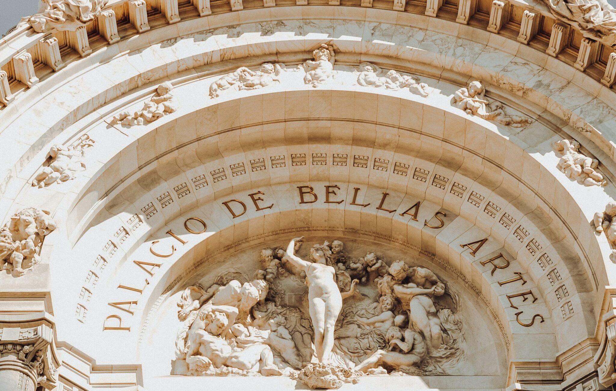 Architekturdetail einer Kassettendecke mit lateinischer Inschrift und skulptiertem Relief mythologischer Figuren