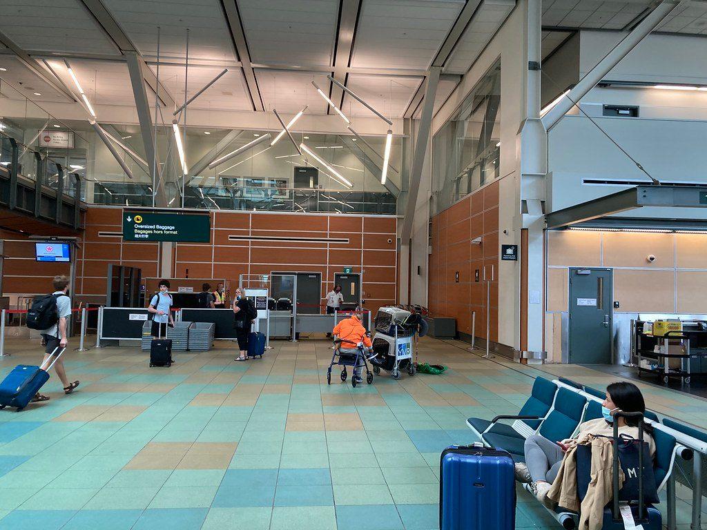 Viaggiatore allo sportello dei bagagli smarriti in aeroporto