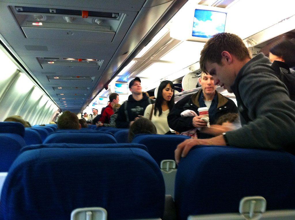 Viajero consultando el panel de salidas en un aeropuerto internacional en 2026