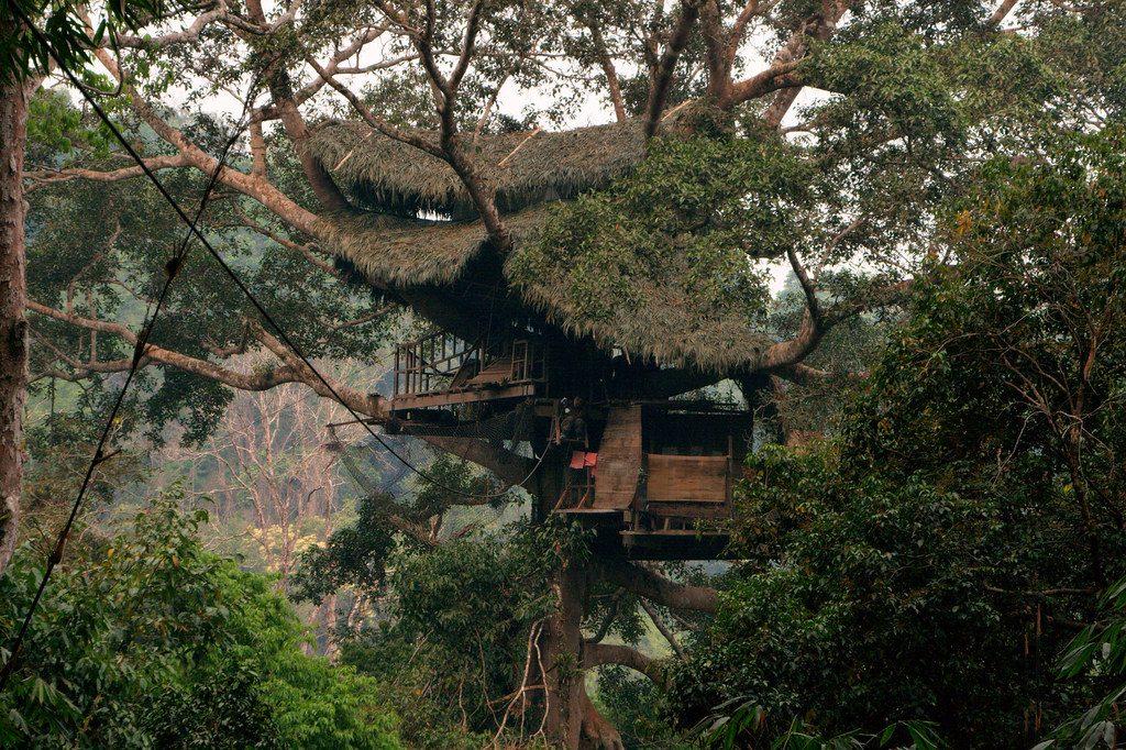 Rucksackreisender wandert durch eine unberührte Naturlandschaft