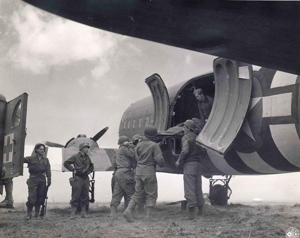 Medizinisch ausgestattetes Sanitätsflugzeug auf dem Vorfeld eines internationalen Flughafens
